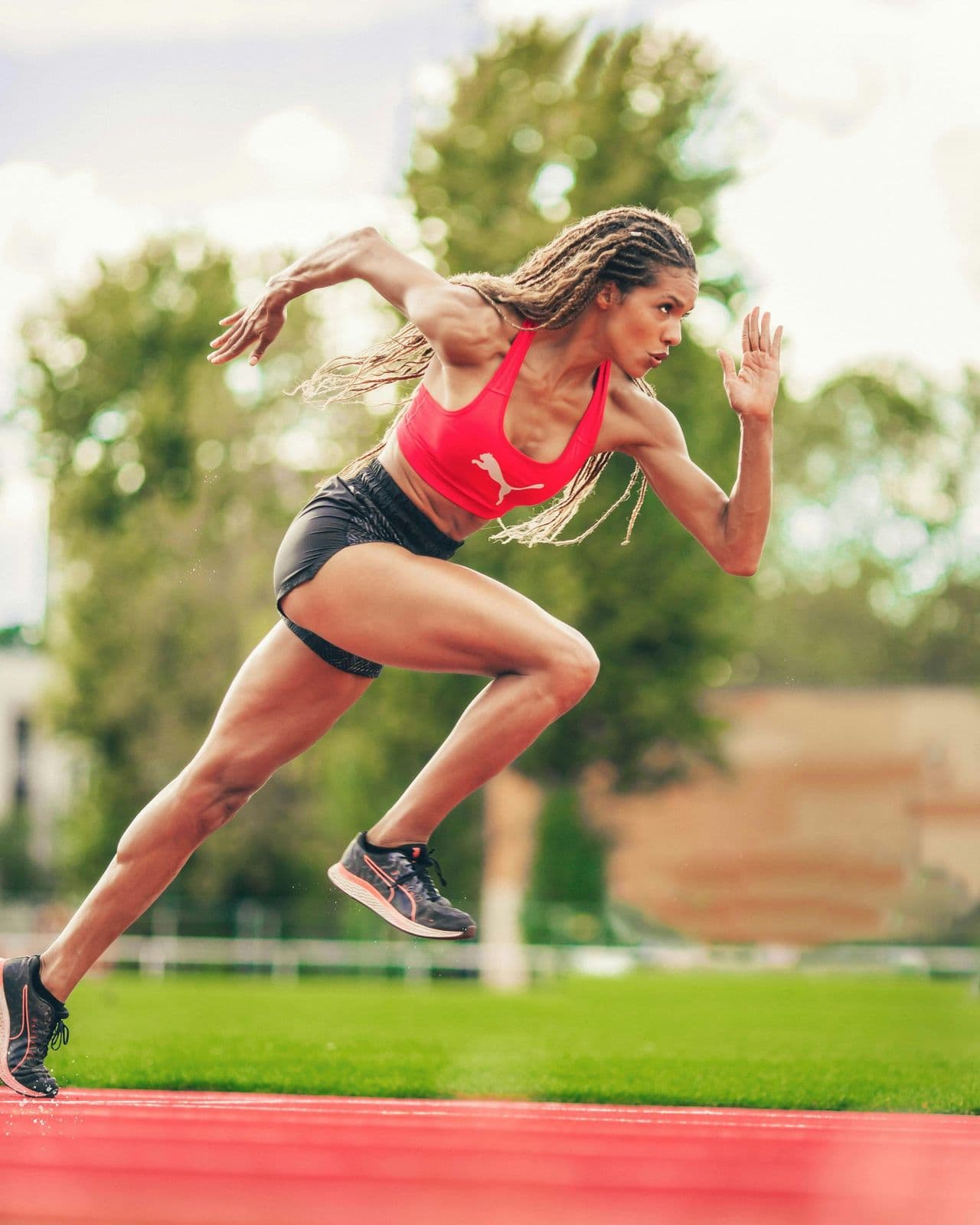 A fit woman sprinting outdoors for fat loss and metabolic health